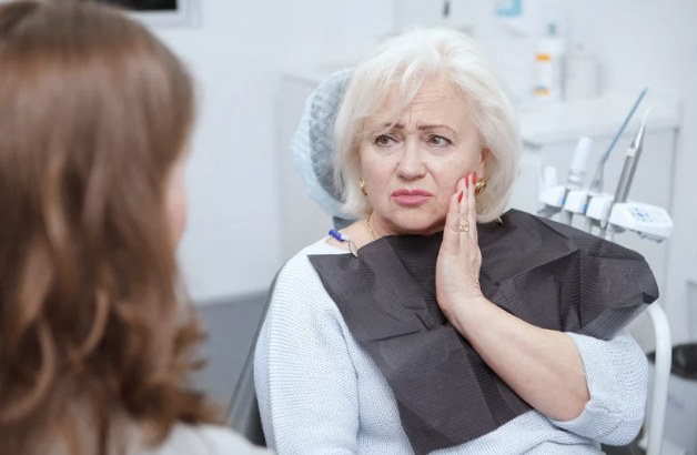 Patientin mit Prothesenbeschwerden im Beratungsgespräch